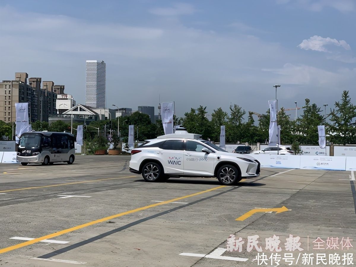 上路了！新民晚报记者乘上了一辆无人驾驶车，真实感受是这样的