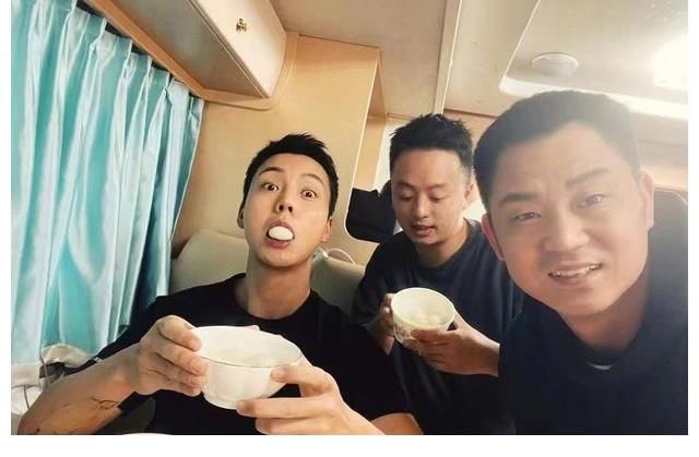 明星冬至晒饺子居多，陈伟霆独爱汤圆，还有明星直播包饺子