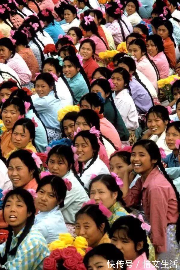 年画@老照片:70年代初,只有书店才卖年画,大碗茶是蓝边碗