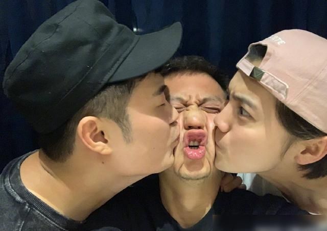 邓超 继《奔跑吧》后,邓超、鹿晗、陈赫再次合体,打造全新综艺节目