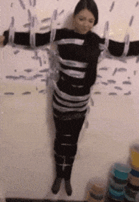 |搞笑GIF趣图：妹子，你这是打扰男朋友玩游戏的结果吧!