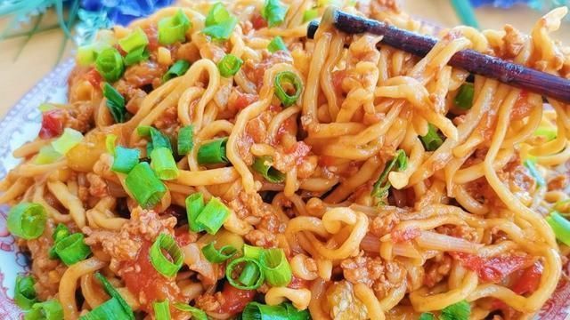 西红柿|西红柿茄子焖面,香喷喷的,真是一锅不够吃,隔三差五家人就要吃