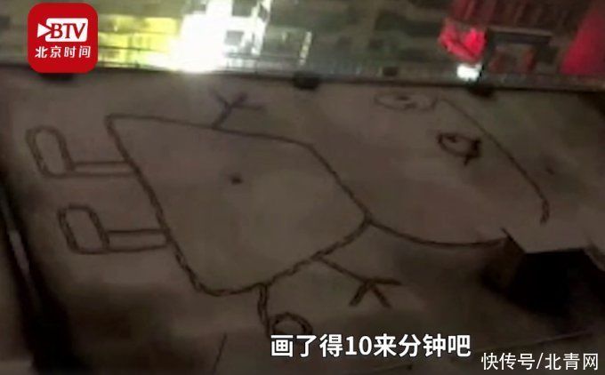 90后美术老师雪天用脚踩出400平方米小猪佩奇，自称画太大全凭感觉