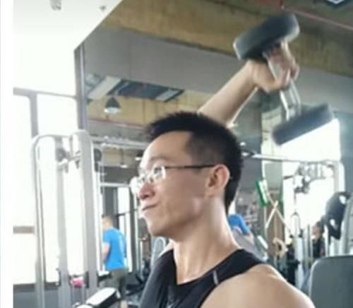 健身房|谁说背部肌肉线条不容易雕刻?一对哑铃练出你的背部线条