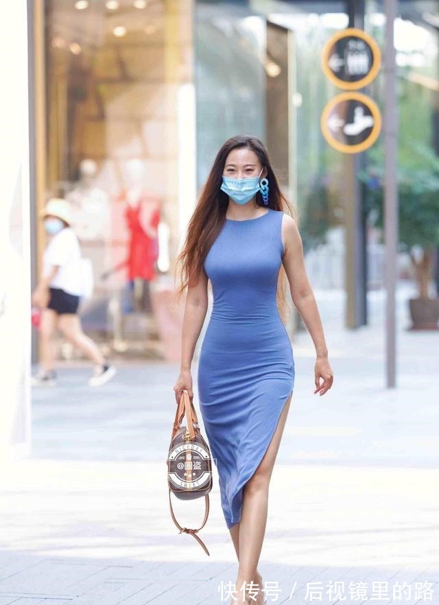 美女 丰润柔美的连衣裙美女,总能为造型加分,风靡街头