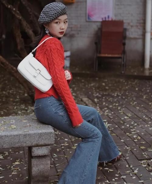 今年流行的“红色毛衣”，如何搭配才显高级气质？