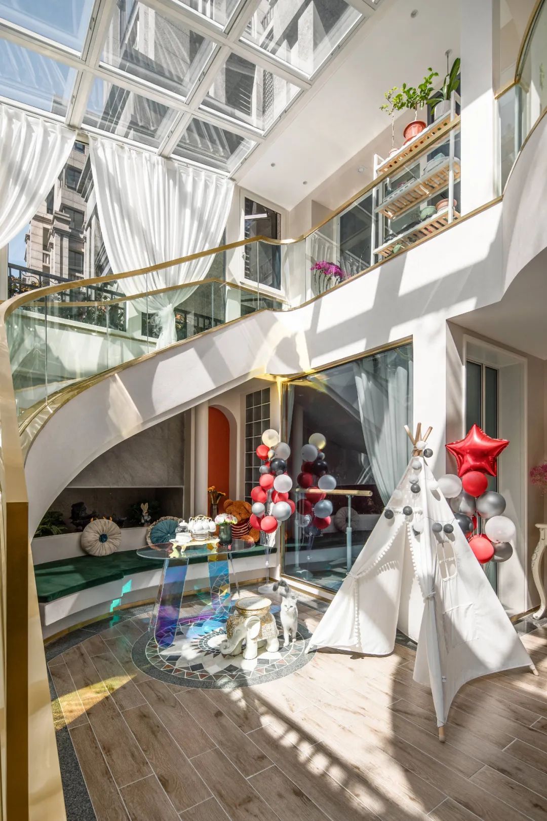 天花|360㎡现代轻奢,有琴房、有舞蹈室,还有独特的楼梯,设计很情趣