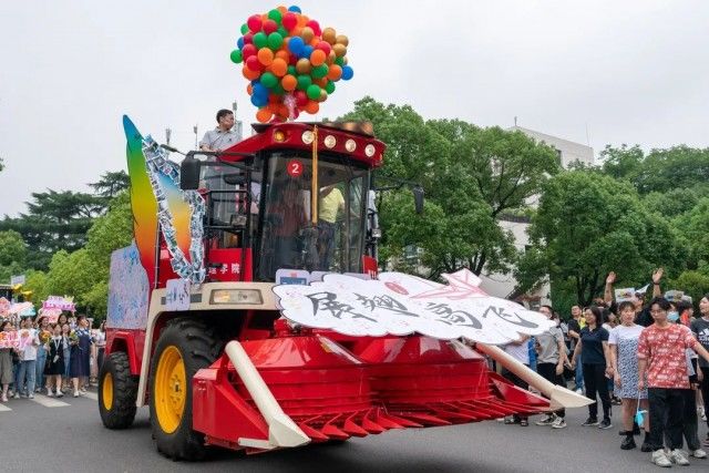 毕业生|太猛了！高校毕业巡游，他们开着“拖拉机”来了……