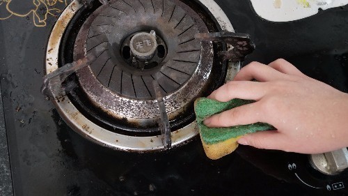 燃气灶台别用清洁球擦了,教你两个小窍门,两分钟擦得跟新的一样