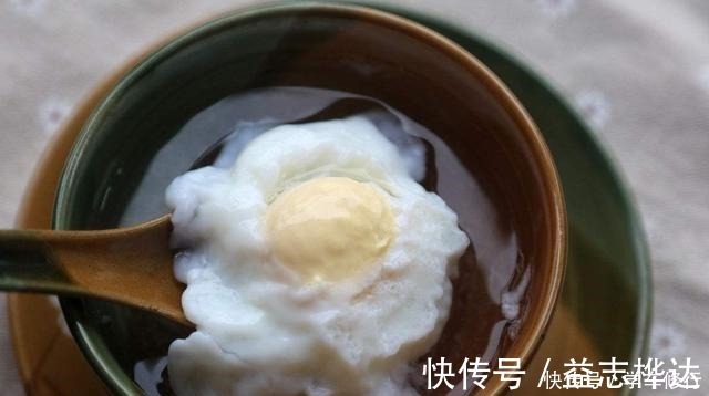 鸡蛋|煮荷包蛋时,不要直接下锅煮,用上三个窍门,荷包蛋既嫩又营养