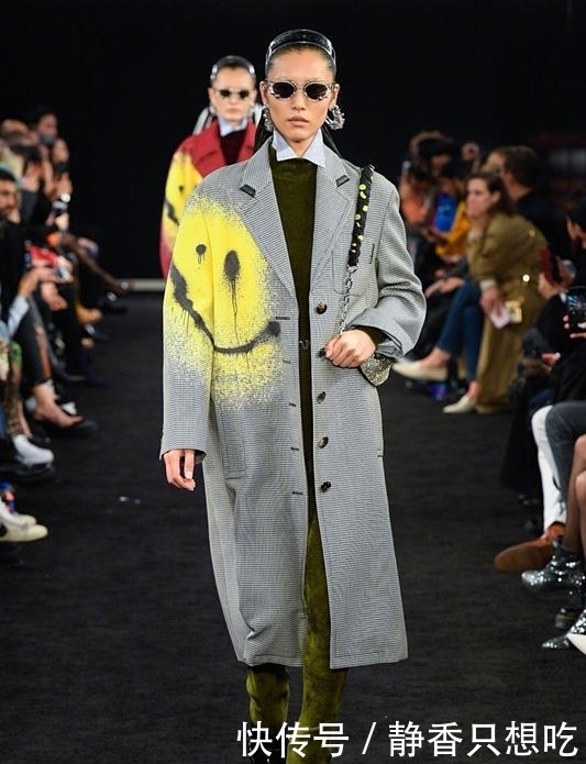 时髦|刘雯惊艳了!无眉妆配喷绘大衣也不丑,见到过的最高级的另类时髦