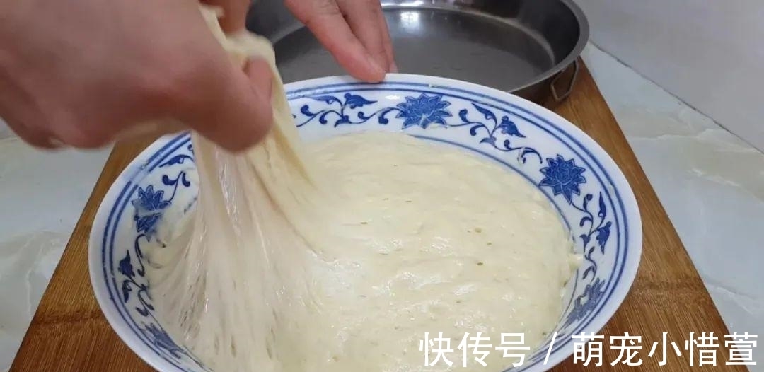 2个鸡蛋,3勺面粉,不用擀面,做出创意油炸饼,比吃油条还过瘾!