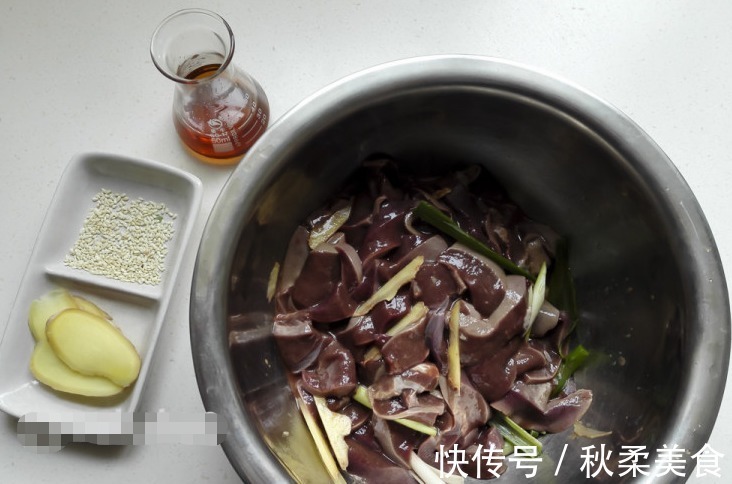 腥味|洗猪肝别用清水,厨师长教你关键3步,干净又鲜嫩,没毒素更放心