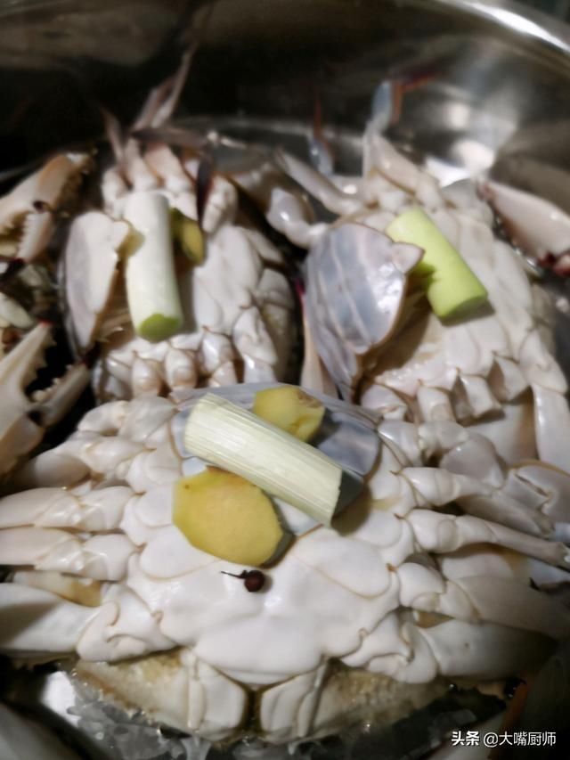清蒸梭子蟹|8月该吃梭子蟹了,清蒸牢记4点,饱满紧实不掉腿,营养鲜美不流黄
