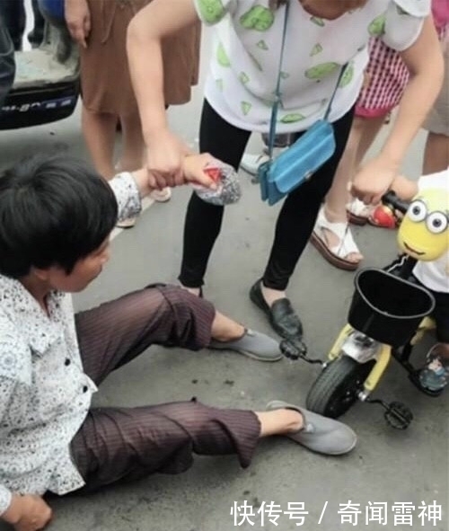 儿子|3岁儿子骑儿童车撞倒老太太，妈妈上前搀扶，老太说句话妈妈傻了