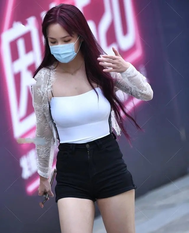 紧身|紧身背心套装搭配蕾丝网纱外衫，性感时髦的秀身材穿搭