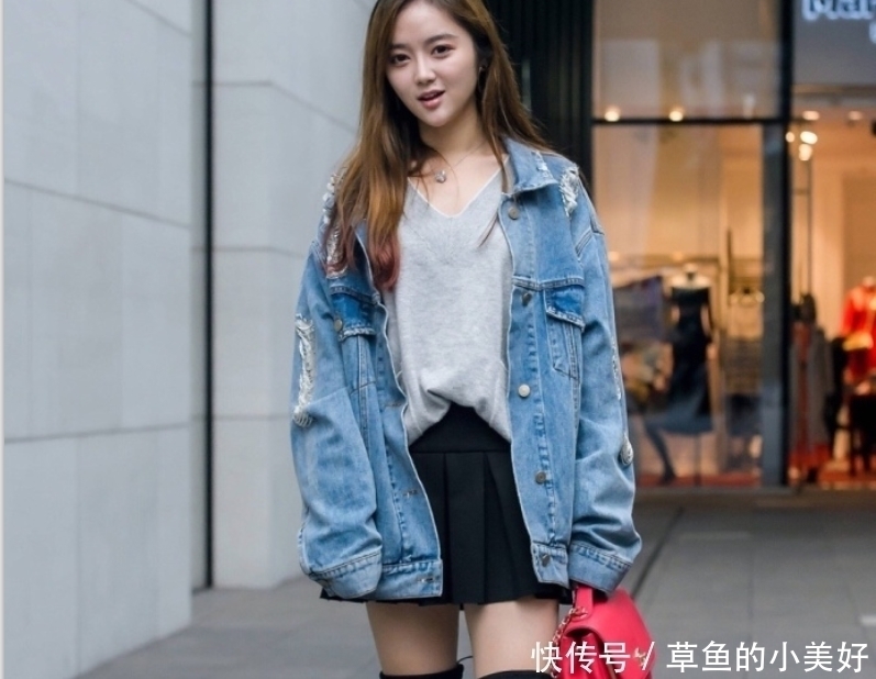 身材高挑|街拍:丰腴有致,身材高挑的妹子,简约又大方的搭配真好看!