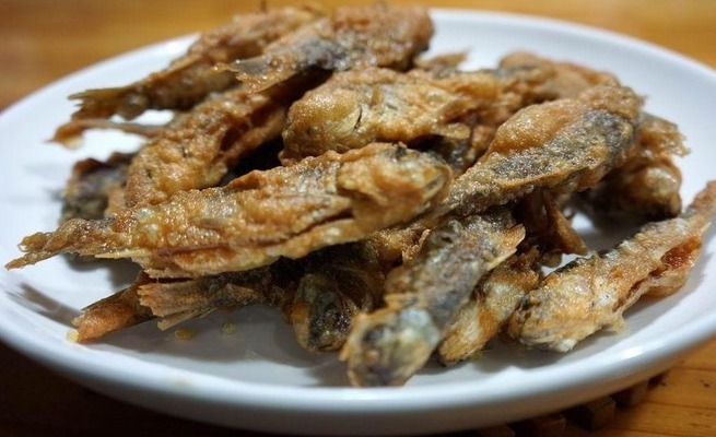 炸小鱼时,直接炸或者裹面粉都不对!这才是正确方法,又香又酥