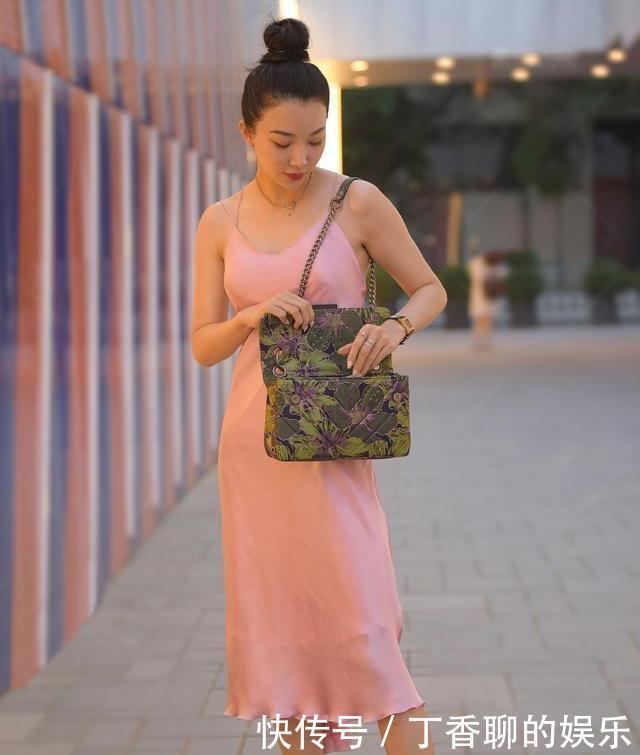 淡紫色|白色淑女款上衣，搭配同色时尚连衣裙，尽显出青春靓丽的美感