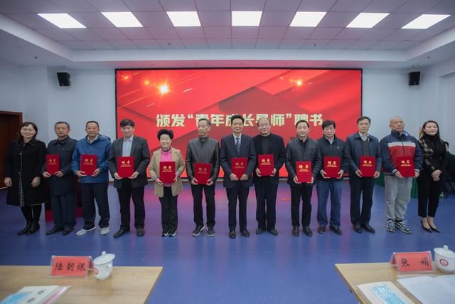 青老牵手传帮带，“晚霞”照亮奋斗路 镇江启动老干部与青少年“曦?夕行动”