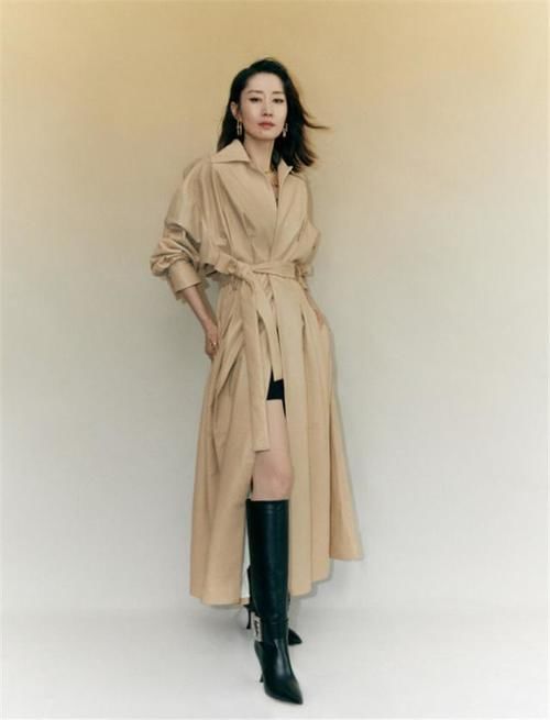 卡其色|怎么把风衣穿得高级？跟明星学着点：内搭选纯又时尚