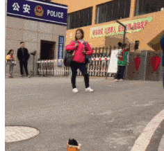 |搞笑GIF：妹纸，你这表情也太夸张了