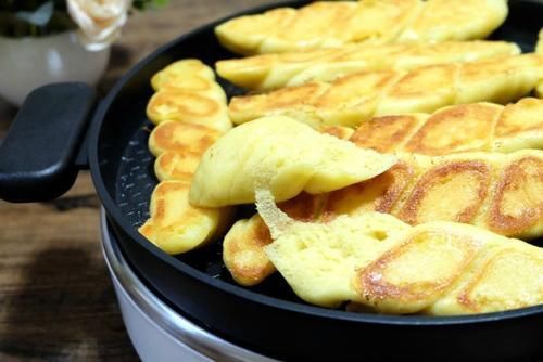 玉米面做面食不用蒸,松软细腻底部焦脆,比蒸的香,全家都爱吃