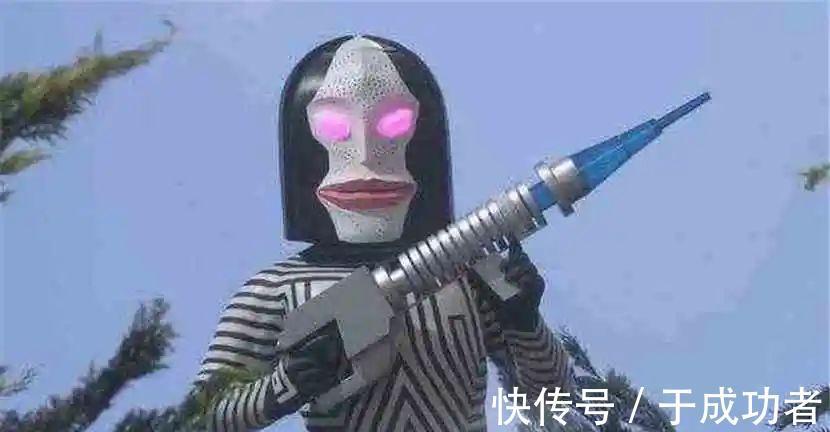 达达|奥特曼官方推出三面怪人达达抱枕,网友:人至少不能