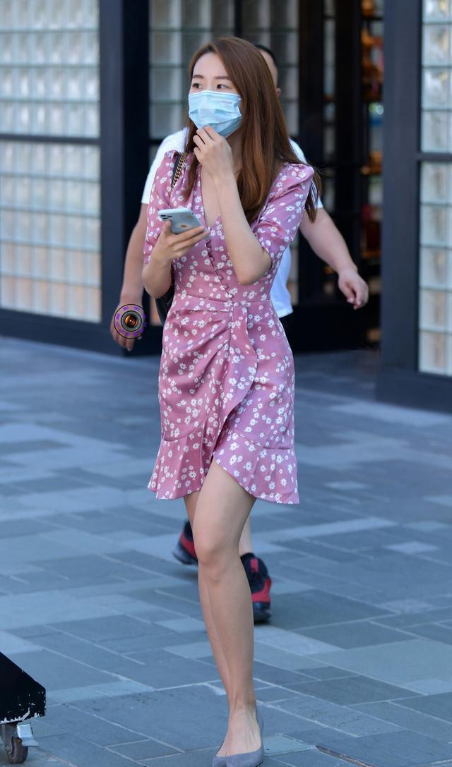 华贵|紫色印花连衣裙搭配尖头粗跟鞋, 修身显瘦还有华贵高雅之气