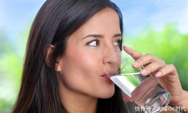 每天多喝水,会增加肾脏的负担吗?专家:健康喝水,做到这4点