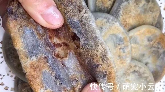 最近我家没少吃它，包一物按成饼，煎一煎出锅，外皮筋道馅香甜，美味