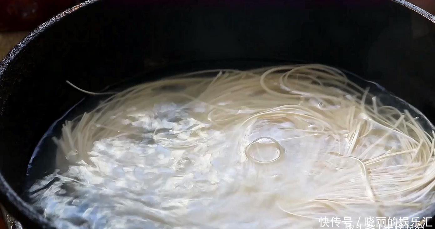 面条别再煮着吃，教你1个新鲜做法，搞定全家早餐，全家都爱吃