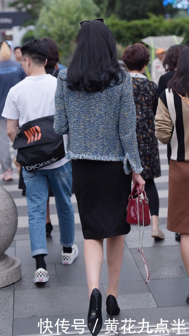 初秋时节穿裙子，搭配一件粗花呢外套，时髦洋气还保暖