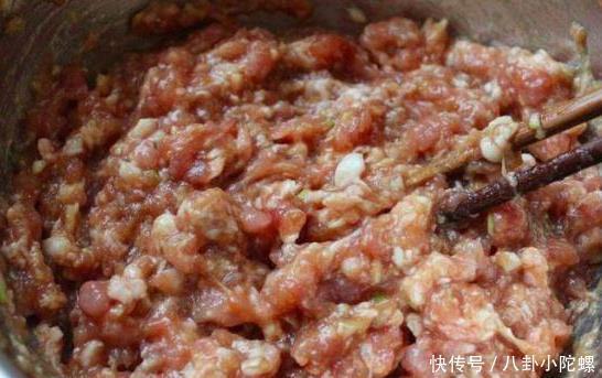 调肉馅时，放水放油的顺序不要错，顺序对了，肉馅饺子鲜嫩多汁
