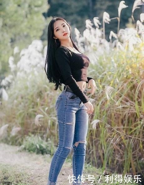 牛仔裤|时尚穿搭:紧身牛仔裤小姐姐,身姿丰腴,让人眼前一亮!