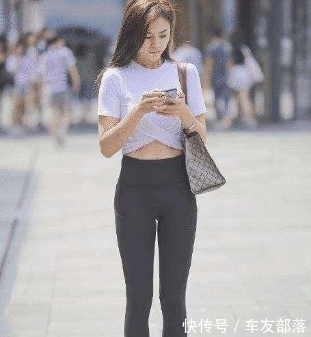 白色连衣裙 牛仔裤是懒人出门快速穿搭服饰,新颖的剪裁设计,舒适清爽!