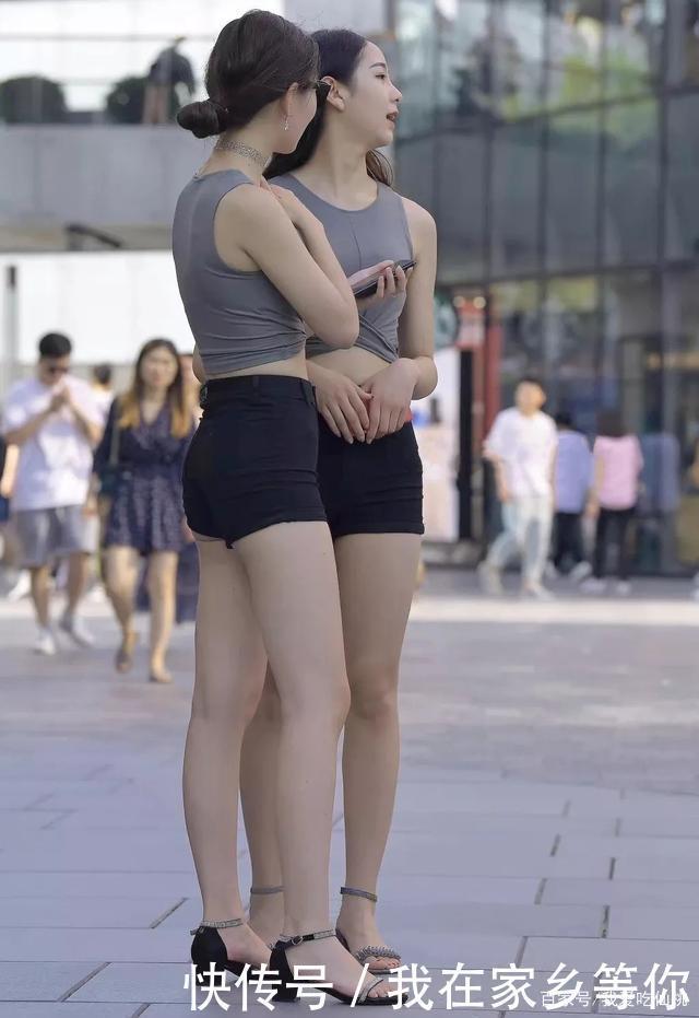 满分|紧身露腰装姐妹花,白皙迷人,时尚气息满分