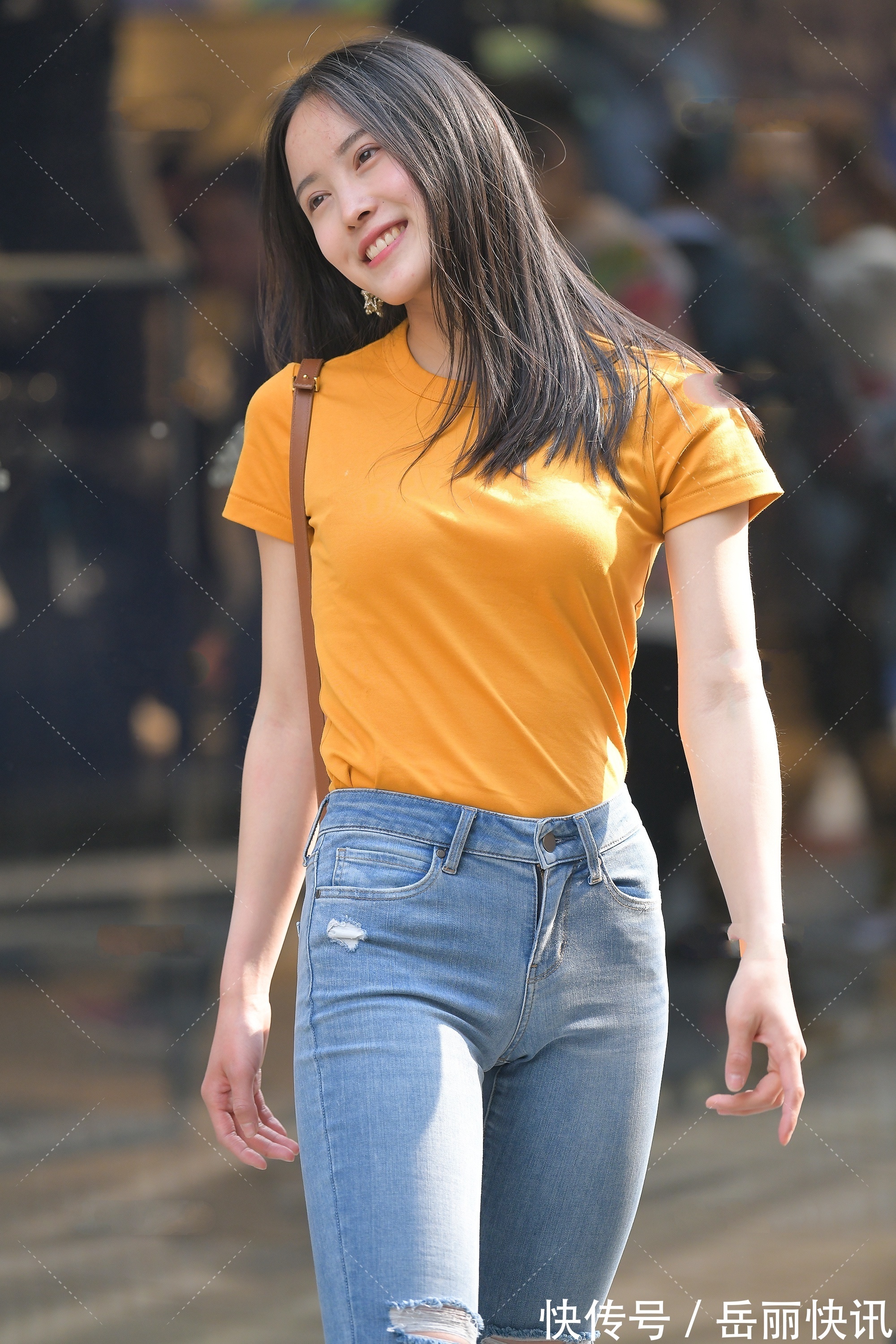 浅色 橘黄色修身短T搭配浅色牛仔裤,青春活泼,满满的校园风