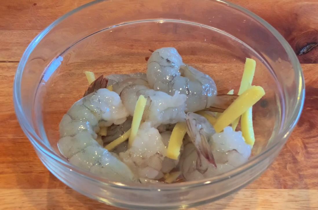 虾还可以这样吃,外酥里嫩,香脆可口,在家也能做的金丝虾球