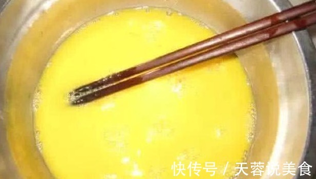 炒鸡蛋你真的会做吗教大家一个小秘方,炒出来的鸡蛋又嫩又蓬松