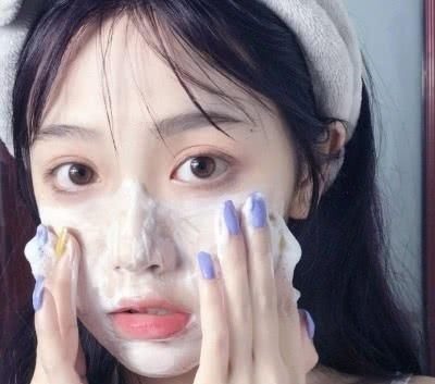 卸妆 女孩涂防晒霜时,记住“3不要”,很多人都忽视了,难怪皮肤更黑