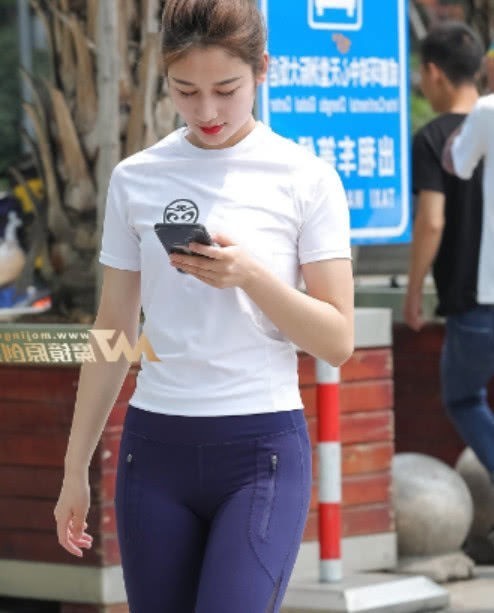 精致|街拍经典精致的紧身打底裤美女,散发女性的简约之美