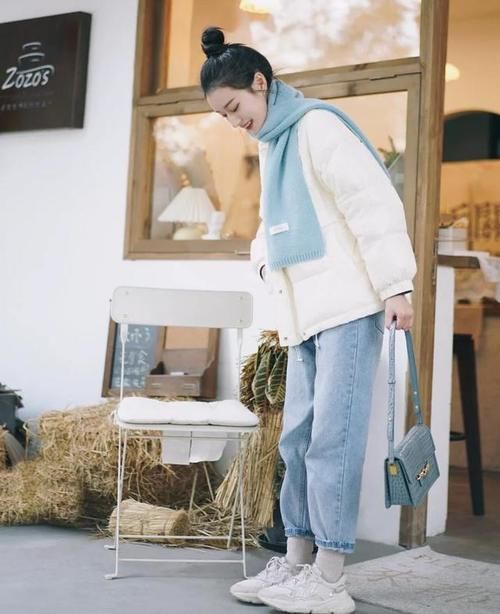 这个冬天，白色羽绒服才是最流行的，学会这样来搭，温暖还显瘦