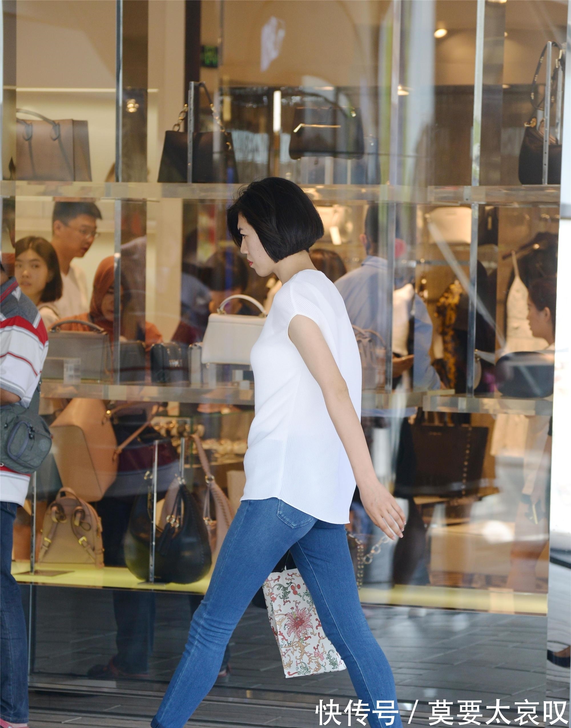 细高跟 蓝色修身牛仔短裤,搭配尖头细高跟单鞋,高挑显身材又有气质