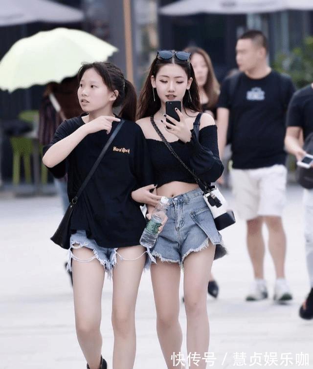 牛仔短裤 小妹一看就是心机过人,一字肩配牛仔短裤,很有青春活力