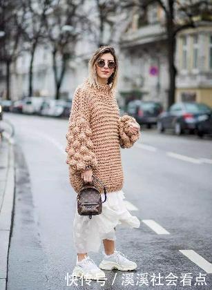 跟得上潮流的女生,今年搭配都离不开这3种鞋子,有一双就很时髦