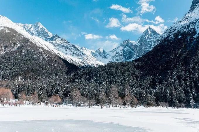 卧龙|成都冬季去哪儿玩？来冰雪秘境甘海子徒步看云海！