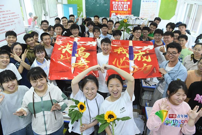 高考|高三学生挑灯夜读 冲刺高考