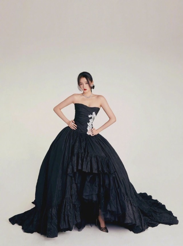 黑色|35岁的薇娅身材高挑纤瘦,穿黑T恤搭配黑色破洞工装裤,又飒又美