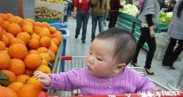 孩子|男孩捏坏超市白色草莓,宝妈的话让人无语,售货员:128一斤赔吧